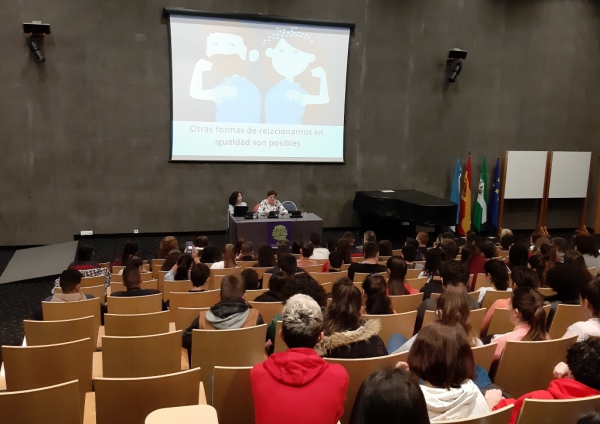 Alumnado de Secundaria y Bachillerato acude a la conferencia de Carmen Repullo organizada por Igualdad