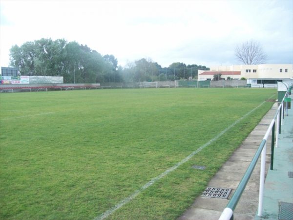 La instalación del césped artificial en el campo de fútbol de Los Cortijillos, más cerca