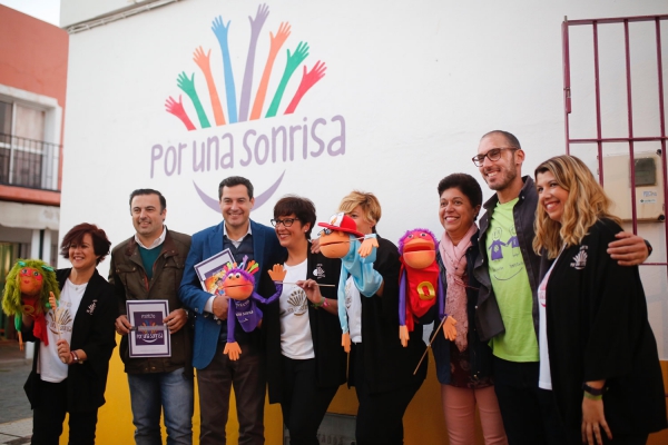 El candidato a la Presidencia de la Junta por el PP Juanma Moreno visita la Asociación &quot;Por Una Sonrisa&quot;
