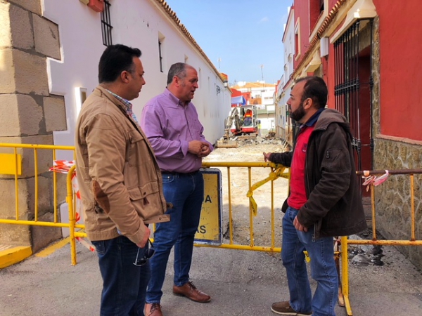 Romero y Delgado supervisan el desarrollo de las obras de peatonalización de la calle Pósito