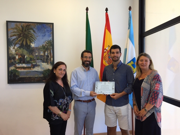El joven contrabajista linense Javier Serrano recibe un reconocimiento municipal tras obtener de la reina emérita un premio como alumno sobresaliente