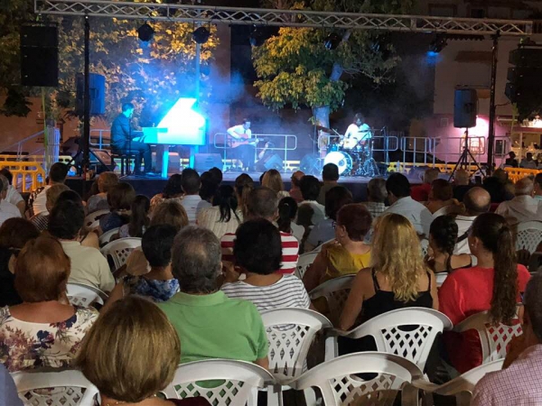 La programación de ocio y cultural de Palmones llena la Plaza del Mar todas las noches de verano