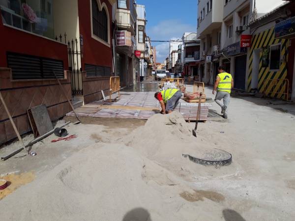 El teniente de alcalde de Infraestructuras de La Línea inspecciona los trabajos de peatonalización del centro de la ciudad que se encuentran muy avanzados