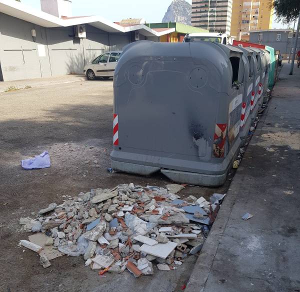 La delegación de Limpieza de La Línea continúa los trabajos de desinfección por la barriada de San Bernardo