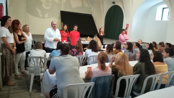 El alcalde Jorge Romero da la bienvenida a los candidatos a los cursos de formación para personal de Conforama