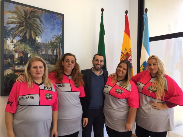 El alcalde de La Línea recibe a cuatro concursantes del programa de televisión La Báscula y las anima a conseguir su reto