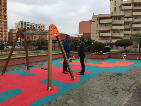 El alcalde visita las instalaciones infantiles de la Plaza de la Constitución  Mañana, inauguración del parque infantil La Velada