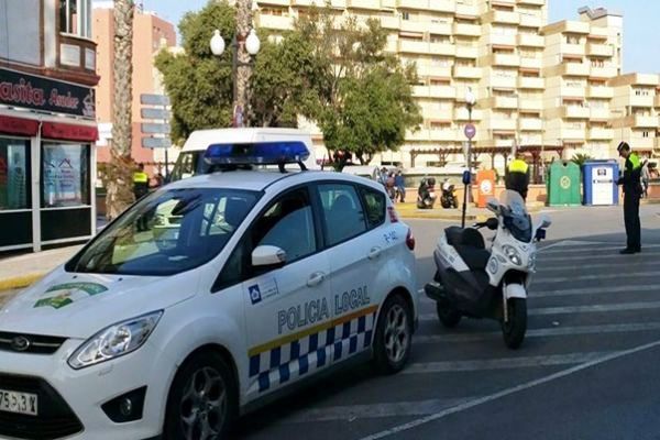La Policía Local detiene a un individuo tras ser sorprendido robando en el interior de varios vehículos en la Avenida de España