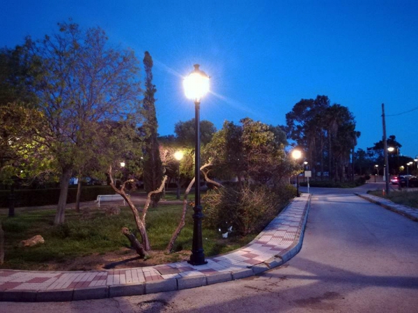 El Ayuntamiento de Los Barrios instala tres nuevos puntos de luz en varias calles de Palmones