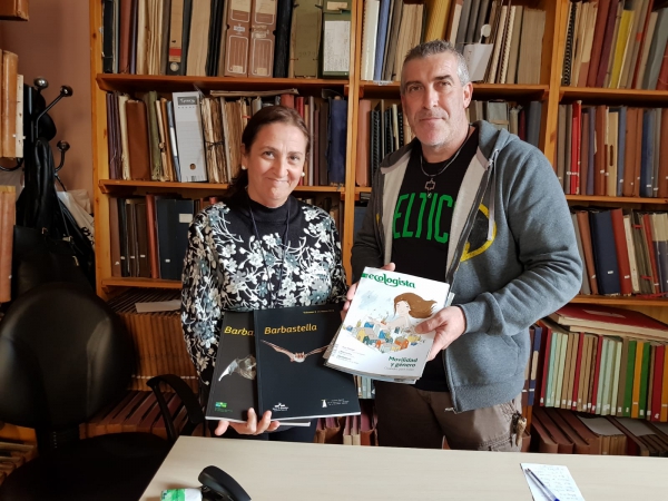 La concejal de Cultura agradece a Verdemar Ecologistas en Acción la donación de varias publicaciones sobre naturaleza para la biblioteca