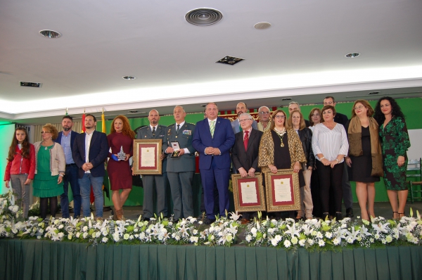 Los Barrios rinde homenaje a vecinos y entidades en la gala del Día de Andalucía 2019
