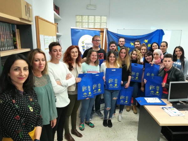 Europe Direct informa a los alumnos del curso de formación de auxiliar de almacén del acceso laboral a Europa