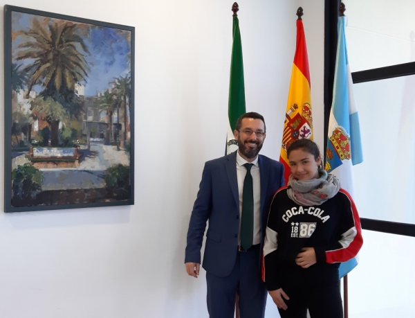 El alcalde de La Línea felicita a la joven linense Mariel Becerra por sus éxitos en el deporte del tiro con arco