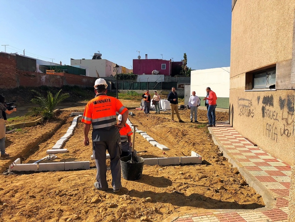 Romero y Gómez supervisan los trabajos de la nueva pista de petanca de Los Cortijillos