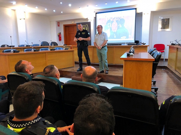 Gómez inaugura el curso de Especialización de Unidades de Intervención que imparte el GOAP de Los Barrios