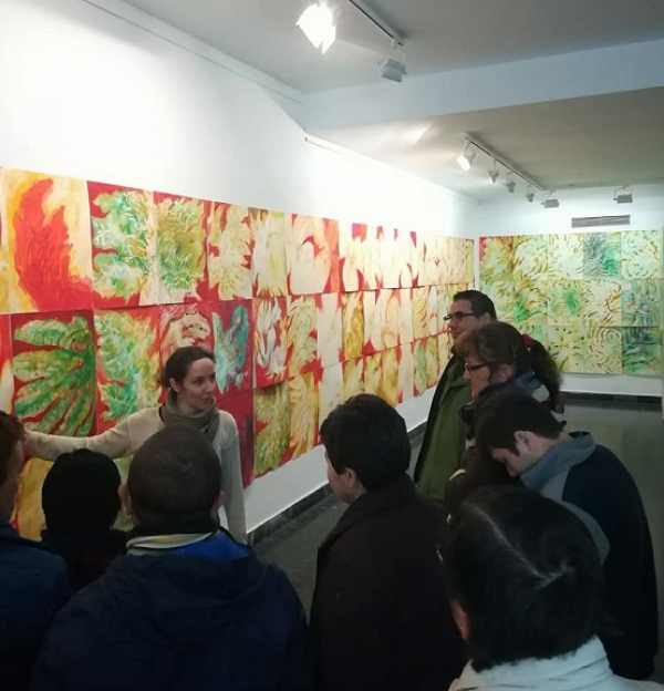 Alumnos linenses asisten a visitas guiadas por la exposición de Candi Garbarino en la galería Manolo Alés