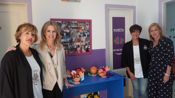 Ana Mestre informa a “Por Una Sonrisa” de los avances para que mejoren los servicios de oncología infantil en el Campo de Gibraltar