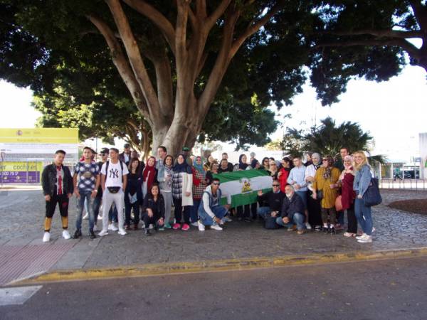 Vecinos migrantes de Algeciras visitan el Parlamento de Andalucía