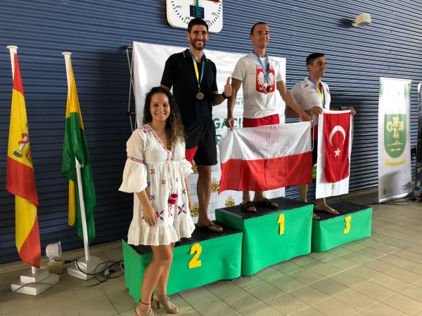 Lobato entrega las medallas de las primeras pruebas de los VII Juegos Europeos de Policías y Bomberos celebradas en la piscina cubierta