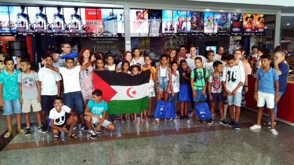 Ayuntamiento de Los Barrios invita a un grupo de niños saharauis de ‘Vacaciones en Paz’ a disfrutar de una tarde de cine