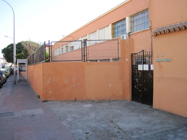 El Ayuntamiento instalará bolardos y barandillas de protección para aumentar la seguridad en los accesos a los colegios Huerta Fava y Salesianos