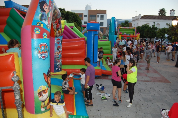 El Paseo se llena de cientos de familias con la Fiesta Infantil del Verano