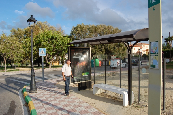 Gómez supervisa la reparación de dos paradas de bus en la avenida José Chamizo