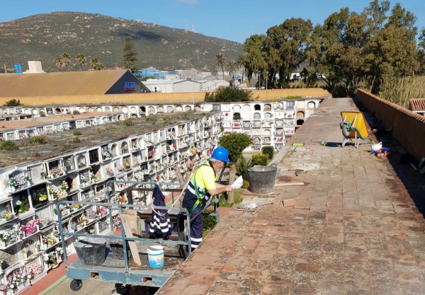 Mantenimiento Urbano acomete la reparación de cubiertas en el cementerio de La Línea