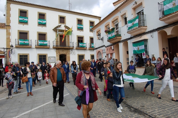 El ayuntamiento Los Barrios reparte banderas de Andalucía para que vecinos las muestren en balcones y ventanas por el 28F