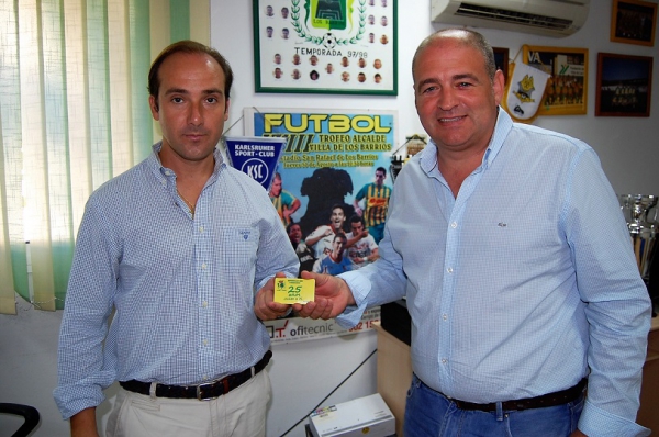 Romero renueva su carnet de socio de la Unión Deportiva Los Barrios