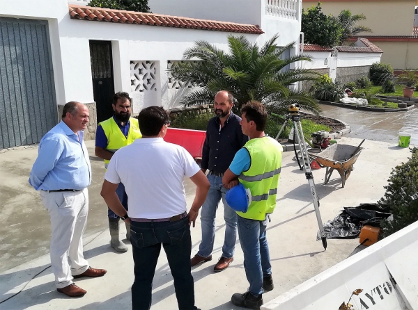 Romero y Alconchel visitan las obras de reurbanización de la vía trasera de la calle Trasmallo de Palmones