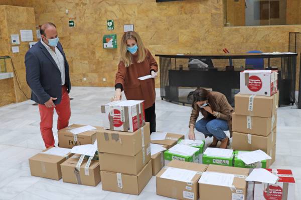La Delegación del Gobierno realiza un tercer reparto para trabajadores de ayuda a domicilio de 14.500 mascarillas y 3.450 guantes