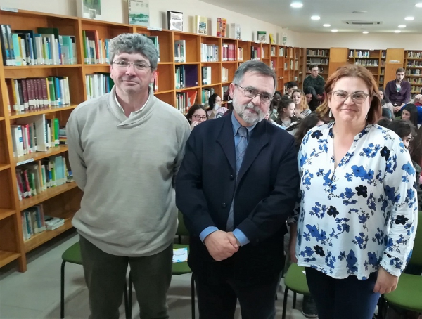 El escritor cordobés Calvo Poyato mantiene un encuentro literario con estudiantes barreños