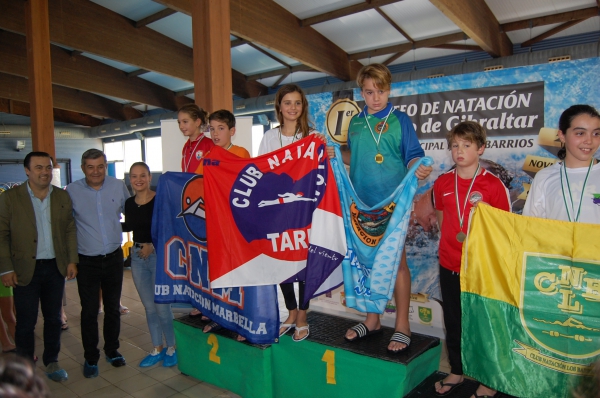Lobato y Fernández asisten a la entrega de medallas del I Trofeo de Natación Campo de Gibraltar