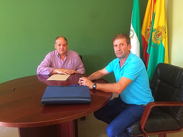 Romero mantiene un encuentro con el presidente de la recién creada Asociación de Corcheros y Arrieros de Andalucía ‘El Bornizo’