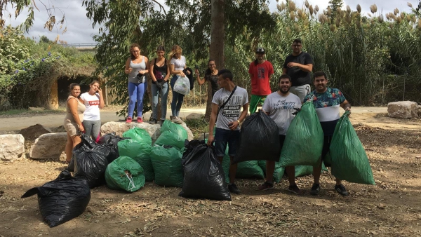 Alumnos del Plan Integra realizan la limpieza de varios entornos naturales del municipio de Los Barrios