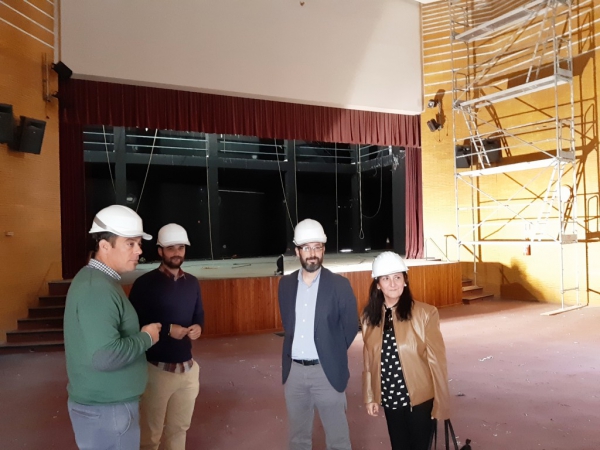 El alcalde de La Línea visita el Teatro la Velada para supervisar la rehabilitación del edificio