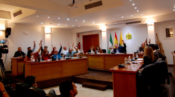 El Pleno aprueba declarar ‘persona non grata’ al alcalde de San Roque, Juan Carlos Ruiz Boix