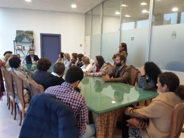 El alcalde ha recibido a una representación del Centro de Mayores de La Atunara y profesionales del Colegio de Abogados de Cádiz