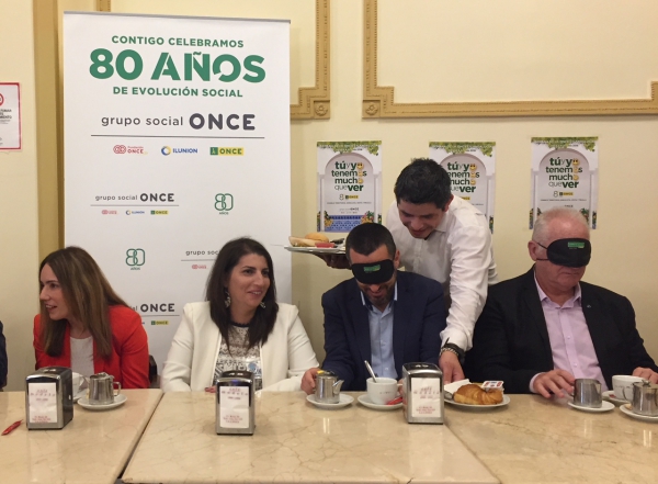 El alcalde participa en el desayuno a ciegas de la ONCE, iniciativa  para tomar conciencia sobre cómo afrontan tareas cotidianas las personas invidentes