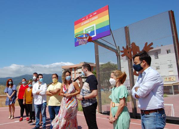 Los Barrios instala la primera canasta de baloncesto LGTBI de España