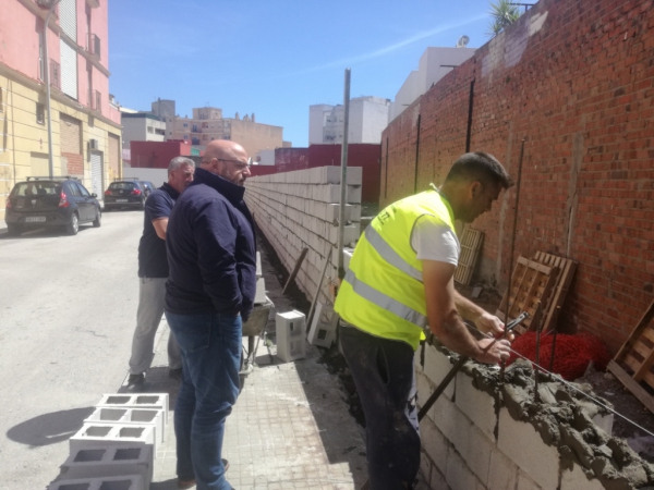 Ultimados los trabajos de limpieza, desbroce y vallado de dos parcelas en la barriada de  Periáñez