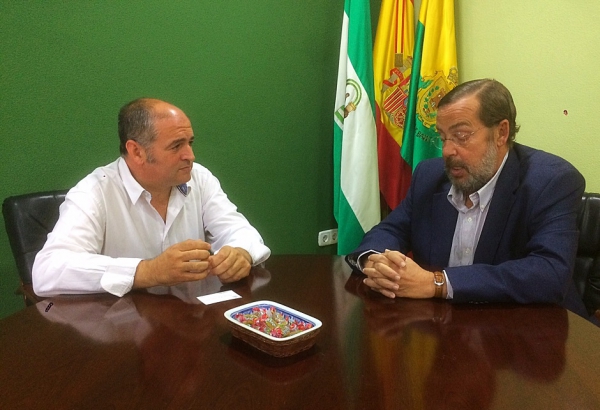 El alcalde de Los Barrios recibe al nuevo delegado del Ministerio de Asuntos Exteriores y Cooperación en la comarca