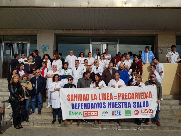Juan Pablo Arriaga muestra su apoyo a los profesionales y centrales sindicales del hospital Linense