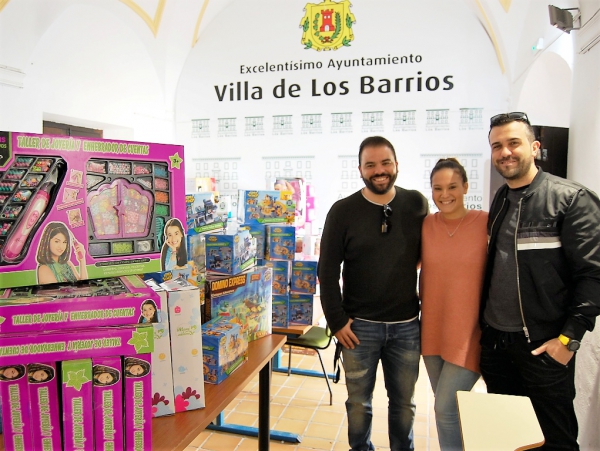 La asociación Tres Catorce vuelve un año más a entregar 50 juguetes a Asuntos Sociales para la campaña ‘Un juguete, una sonrisa’
