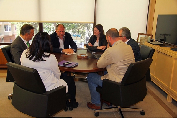 Romero mantiene en Sevilla una reunión con Endesa para conocer el plan de inversiones en Los Barrios para paliar los cortes de luz no programados