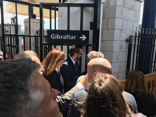 El alcalde expresa su  satisfacción porque el acuerdo sobre el Brexit garantice por escrito  el libre tránsito  de trabajadores hacia Gibraltar