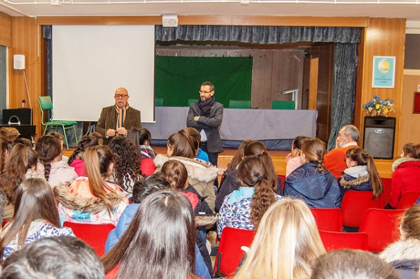 El alcalde de La Línea habla sobre Andalucía a los escolares del IES Antonio Machado