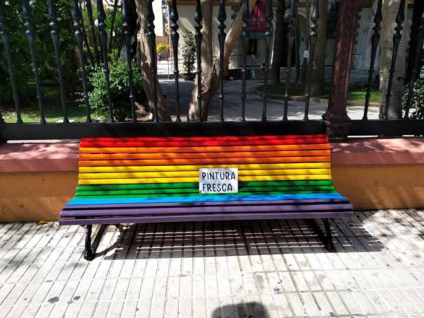 Mantenimiento Urbano de La Línea repinta los bancos en la avenida de España con la bandera arcoíris LGTBIQ+