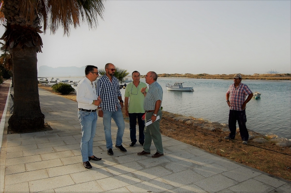 El Ayuntamiento construye dos puestos de pesca para discapacitados en el Paseo Marítimo de Palmones
